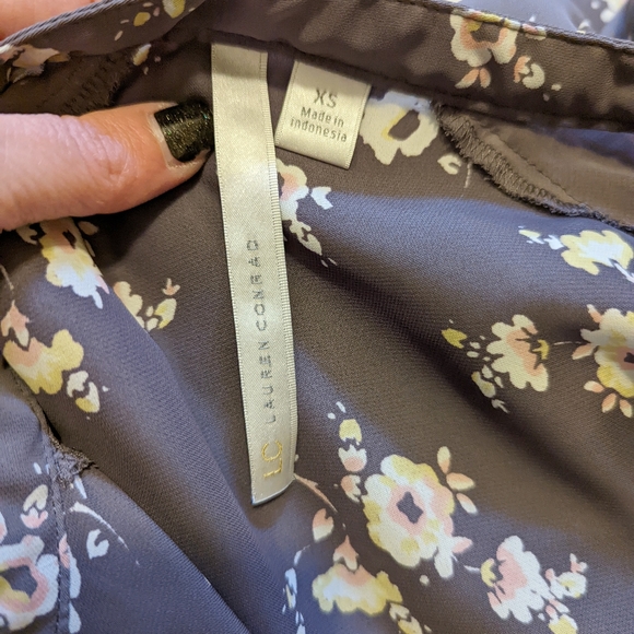 Lauren Conrad purple/gray floral blouse with buttons and tie. Size XS - Picture 7 of 9